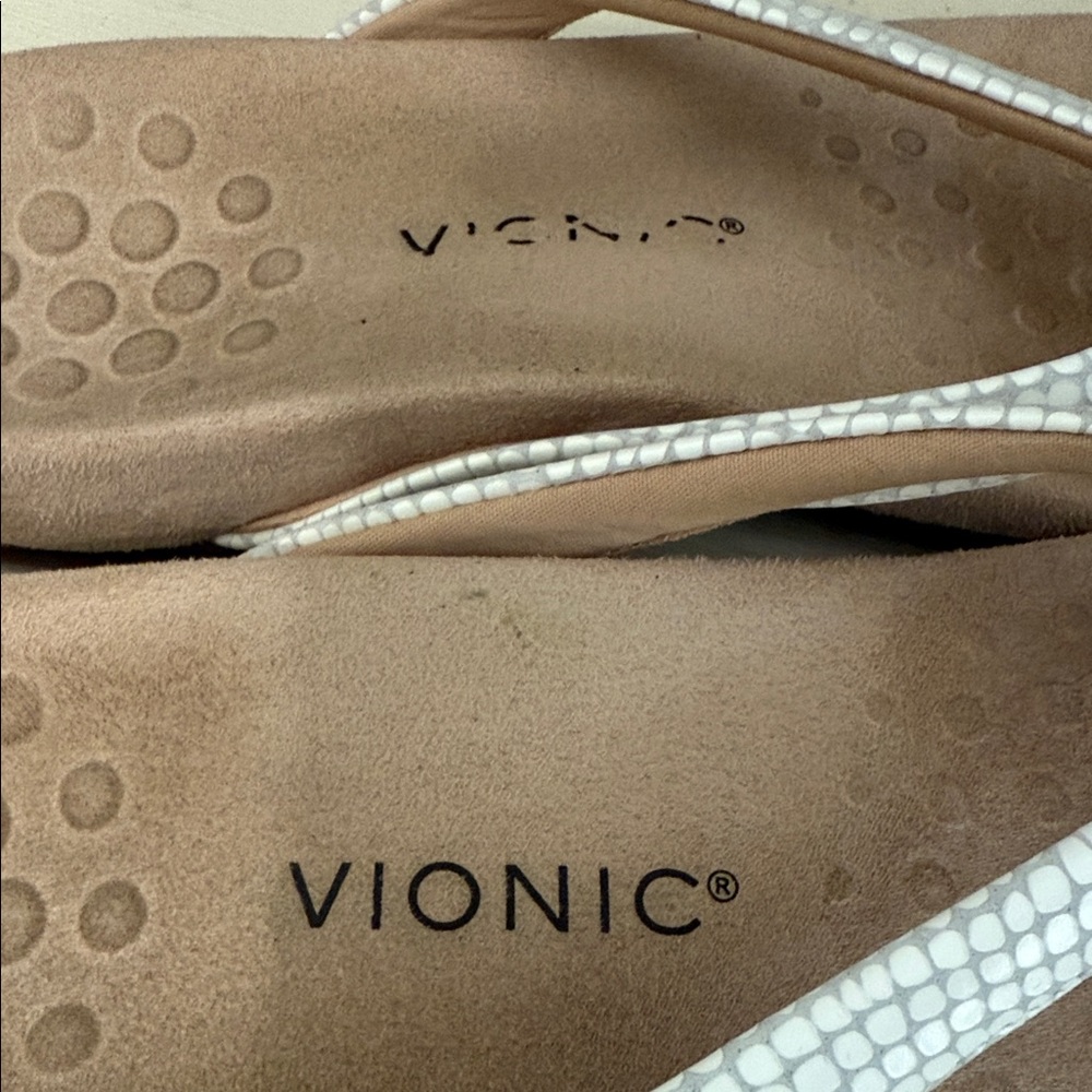 Vionic White Textured Sandals - Picture 3 of 4